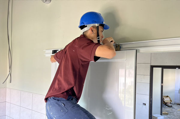 鋁門窗工程皆採專業雷射水平定位，提升安裝精度與穩定性